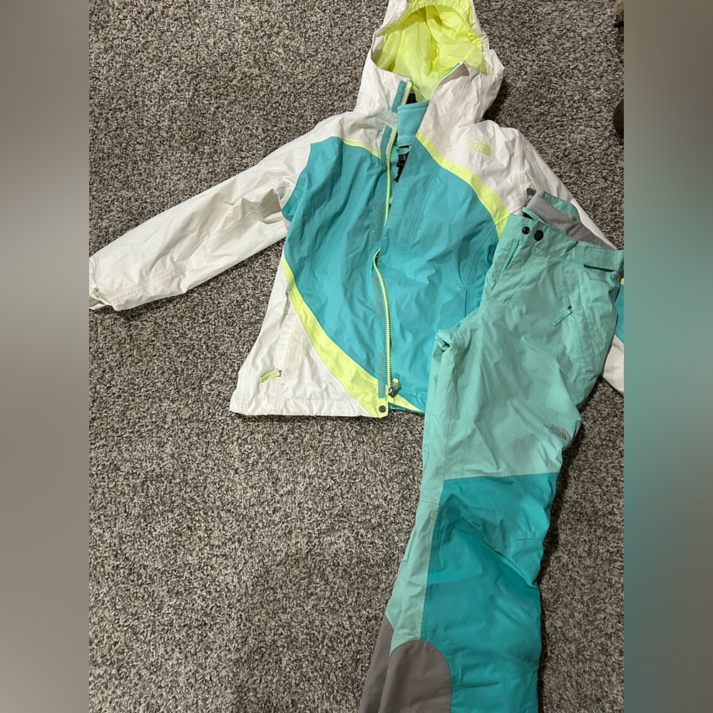 North Face snow set with 2 in 1 jacket. Inner fleece pics attached